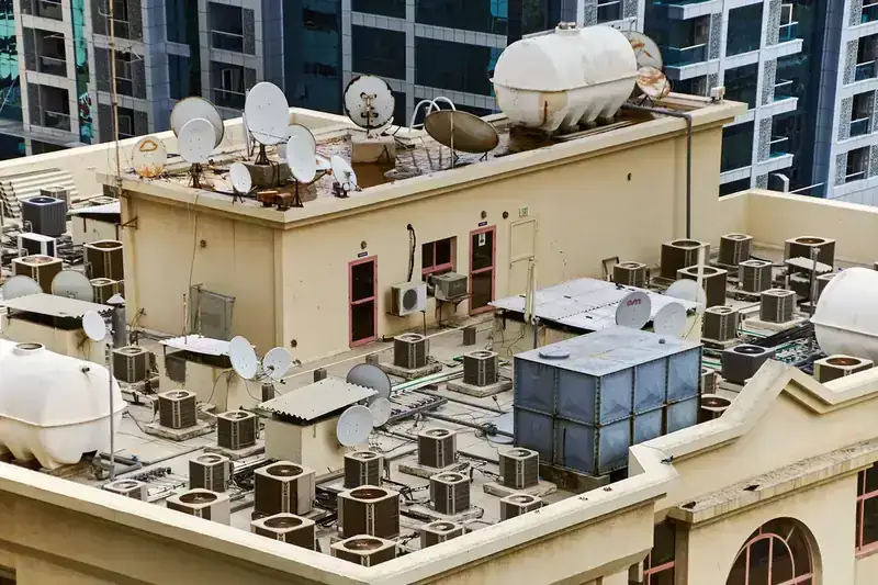 Azotea de un edificio con muchas unidades de aire acondicionado