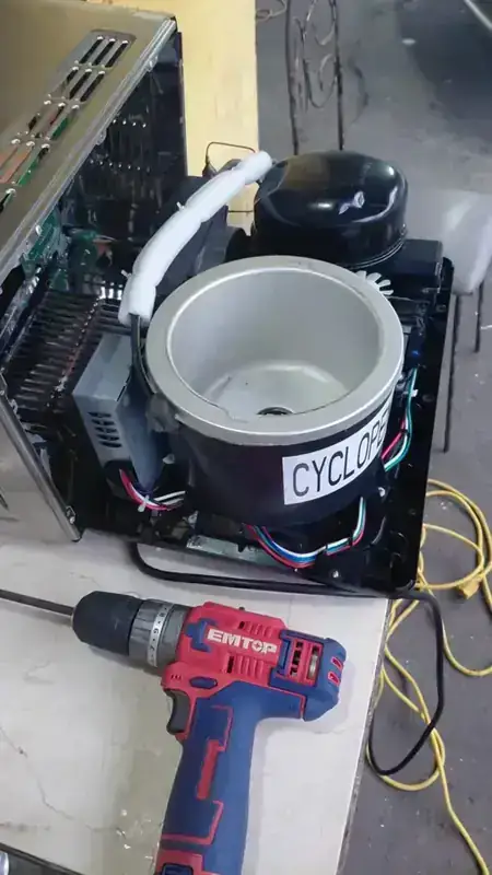 Equipo pequeño de refrigeración con el compresor a la vista