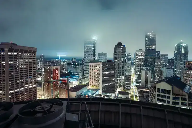 Torre de enfriamiento y aire acondicionado sobre un edificio de oficinas